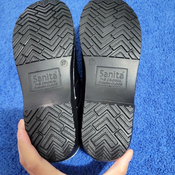 Black Clogs - Picture 6 of 6